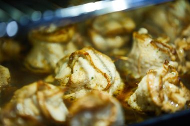 Et ruloları fırında şiş ile pişiriliyor.