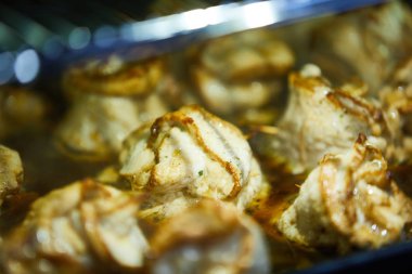 Et ruloları fırında şiş ile pişiriliyor.