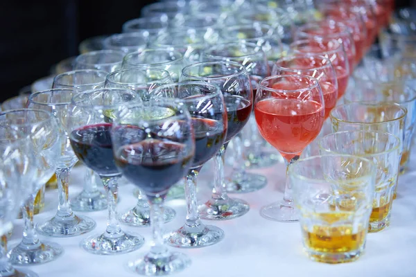 白いテーブルの上にグラスで出されるアルコール飲料 — ストック写真