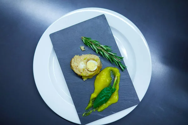 ソースと葉を添えて卵を詰め肉ローフ — ストック写真