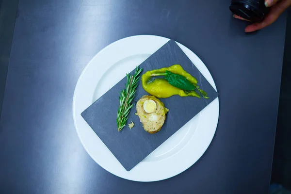 Köttfärslimpa Fylld Med Ägg Serverad Med Sås Och Blad — Stockfoto