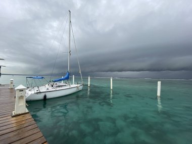İskeleye küçük bir tekne yanaştı.