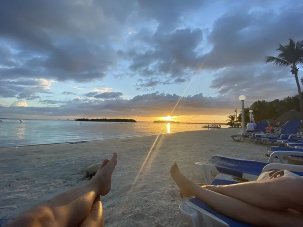 Personas Descansando Playa Antes Del Atardecer — Foto de Stock