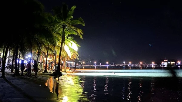 Ilha Tropical Noite Com Turistas Relaxantes — Fotografia de Stock