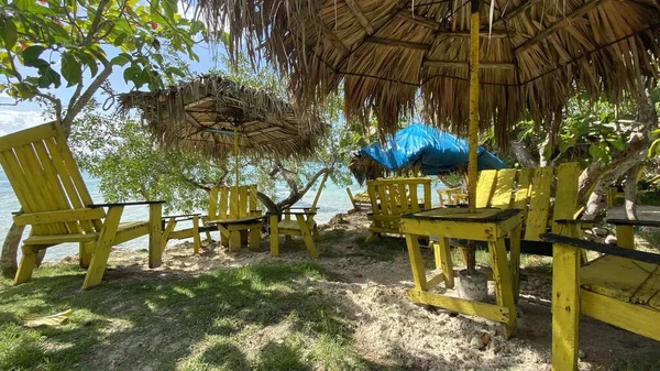 熱帯の島のみすぼらしい家具 — ストック写真