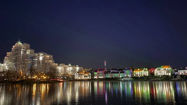 Nocny Pejzaż Miejski Kolorowym Światłem Odbitym Wodzie — Zdjęcie stockowe