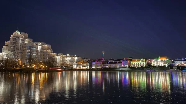 Nocny Pejzaż Miejski Kolorowym Światłem Odbitym Wodzie — Zdjęcie stockowe