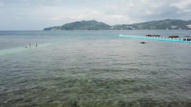 Güzel deniz manzarası, dağlar ve mavi gökyüzü.