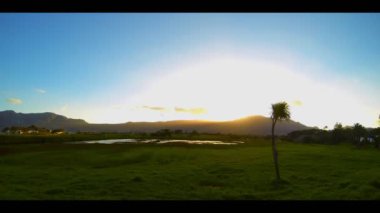 Mavi gökyüzü, bulutlar ve güneş ile rüzgarlı hava zamanı