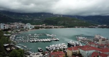 Montgro şehrinin limanının tepesinden manzara.