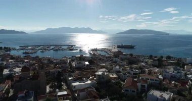 Montgro şehrinin limanının tepesinden manzara.