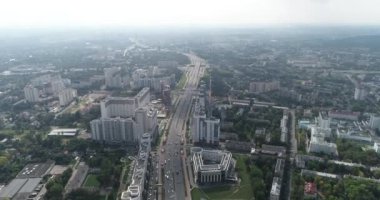 Ana yolu ve trafiği olan şehrin hava görüntüsü