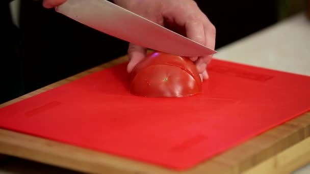Manos Femeninas Rebanando Tomates Pizarra — Vídeos de Stock