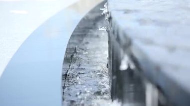 Akan şelaleye yakın.