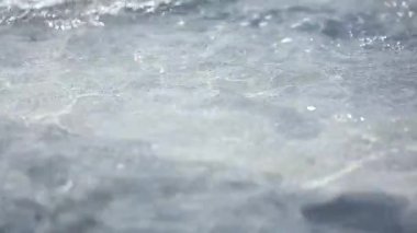 Kayalarda akan suyun soyut arkaplanı