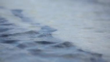 Kayalarda akan suyun soyut arkaplanı