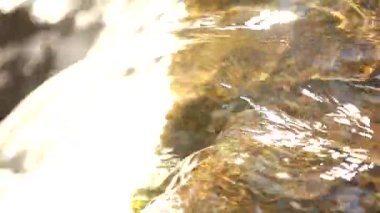 Suya dokunan kadına yaklaş.