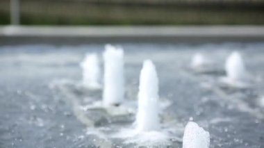 Güzel çeşme suyu gündüz vakti yavaş çekimde sıçrar.