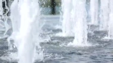 Güzel çeşme suyu gündüz vakti fışkırır.