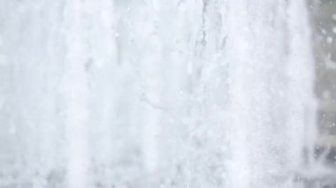 Güzel çeşme suyu gündüz vakti fışkırır.