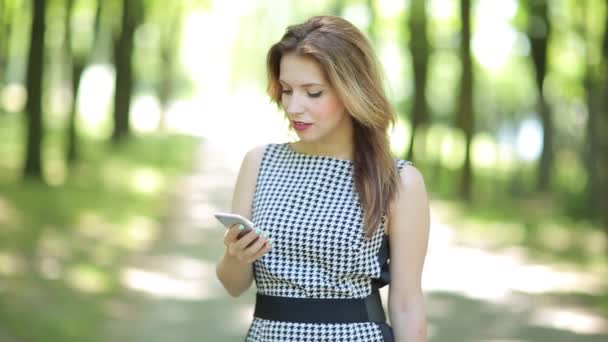 Felice Giovane Donna Utilizzando Smartphone Nel Parco — Video Stock