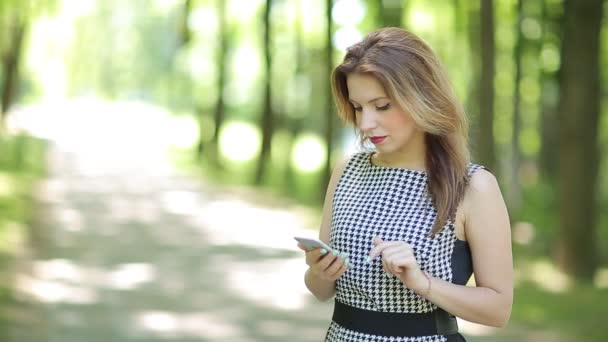 Felice Giovane Donna Utilizzando Smartphone Nel Parco — Video Stock