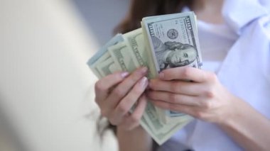 Dolarları sayan kadın eli.