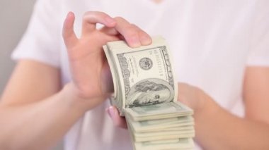 Dolarları sayan kadın eli.