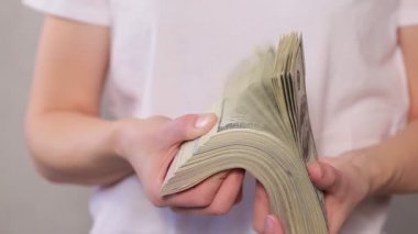 Dolarları sayan kadın eli.