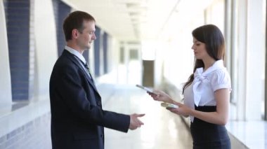 Para banknotları olan bir iş kadını.