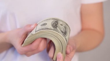 Dolarları sayan kadın eli.