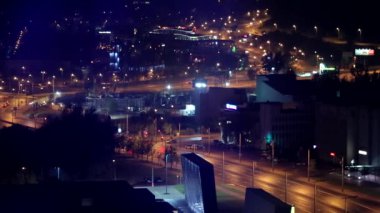 Işıklı gece şehri manzarası