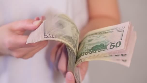 Primo Piano Delle Mani Femminili Contando Banconote Dollari — Video Stock