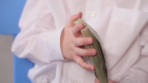 Elinde Bir Deste Para Tutan Çocuk Yakın Çekim Görüntüsü — Stok video