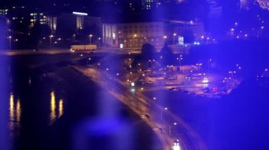 Işıklı gece şehri manzarası