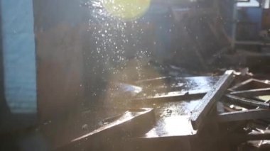 Terk edilmiş bir binanın pencere eşiğine su sıçrıyor.