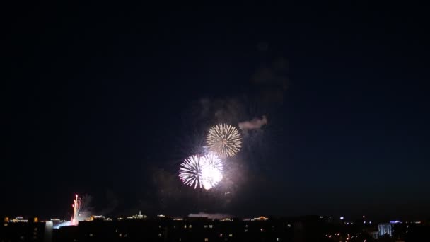 Όμορφα Πυροτεχνήματα Στην Πόλη Νύχτα — Αρχείο Βίντεο