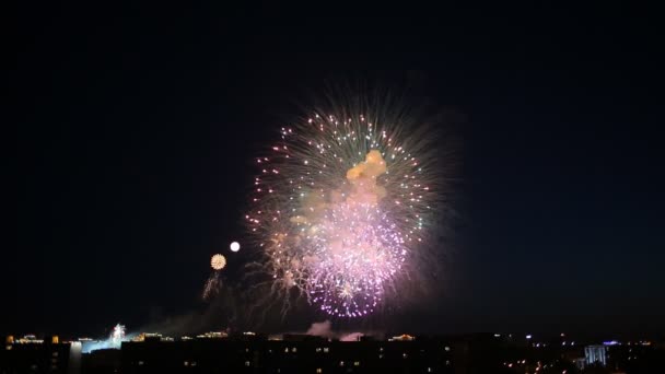 Gyönyörű Tűzijáték Városban Éjszaka — Stock videók