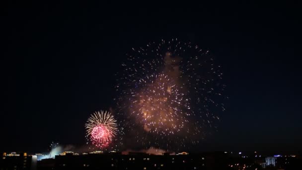 Όμορφα Πυροτεχνήματα Στην Πόλη Νύχτα — Αρχείο Βίντεο