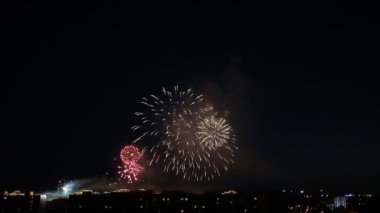 Gece vakti şehirde güzel havai fişekler.