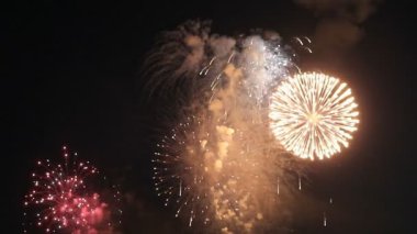 Gece vakti şehirde güzel havai fişekler.