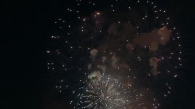 Gece vakti şehirde güzel havai fişekler.