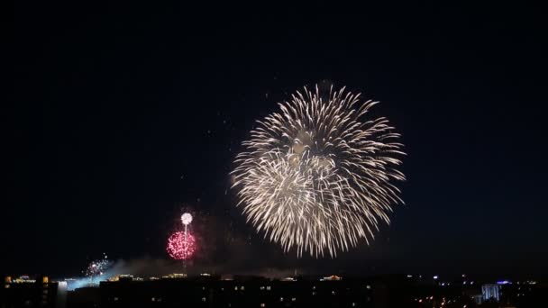 Όμορφα Πυροτεχνήματα Στην Πόλη Νύχτα — Αρχείο Βίντεο