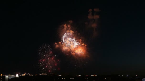 Gyönyörű Tűzijáték Városban Éjszaka — Stock videók