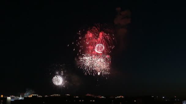 Gece Vakti Şehirde Güzel Havai Fişekler — Stok video