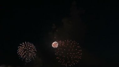 Gece vakti şehirde güzel havai fişekler.