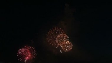 Gece vakti şehirde güzel havai fişekler.