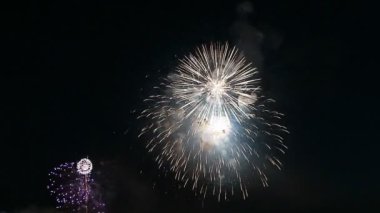 Gece vakti şehirde güzel havai fişekler.