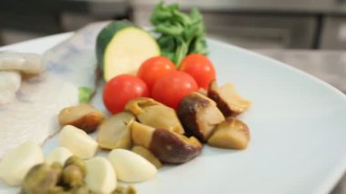 İçindekiler: zeytinyağı, karides, mantar, sarımsak, kiraz domatesleri, kabak, maydanoz, kapari, taze otlar, midye, soğan, güneşte kurutulmuş domates, roka, limon.