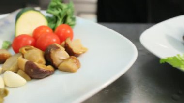 İçindekiler: zeytinyağı, karides, mantar, sarımsak, kiraz domatesleri, kabak, maydanoz, kapari, taze otlar, midye, soğan, güneşte kurutulmuş domates, roka, limon.